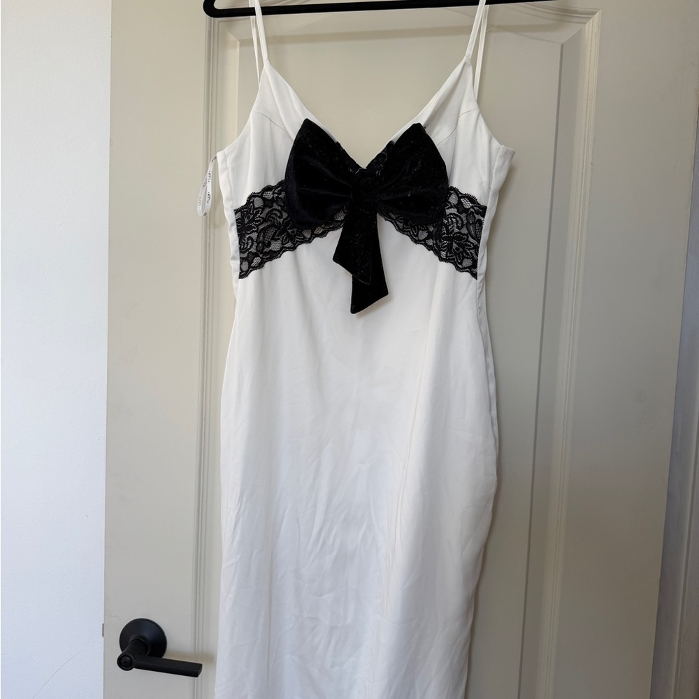 ELEGANT WHITE SATIN STRAPPY MAXI DRESS WITH VELVET BOW